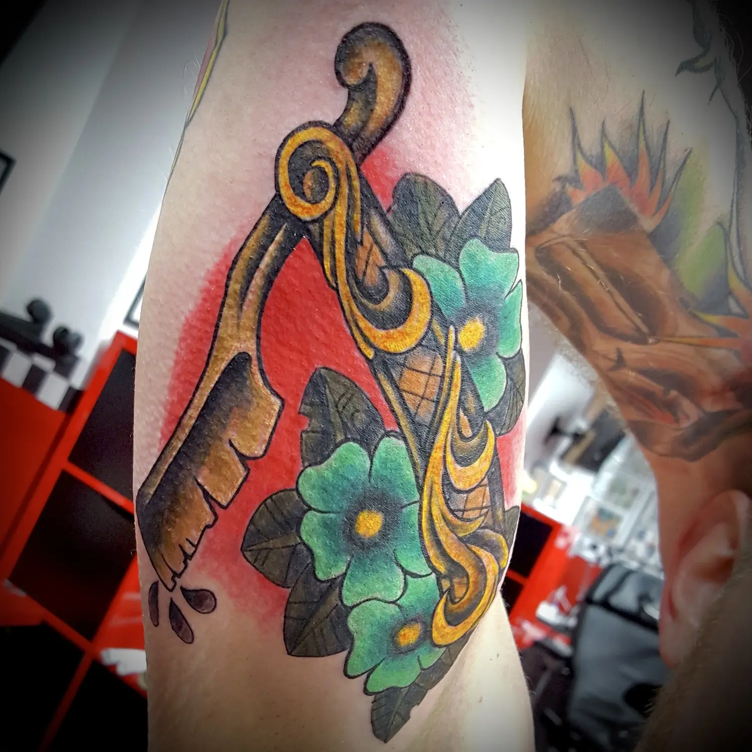 Skin City Tattoo & Piercing Yani-Tattoo auf einer Hand
